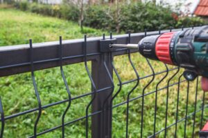 Installation d’une clôture : comprendre les obligations légales