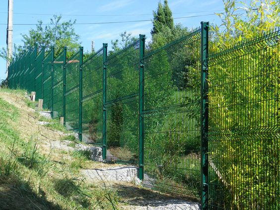 Bien choisir sa clôture de jardin : Types, matériaux et réglementations